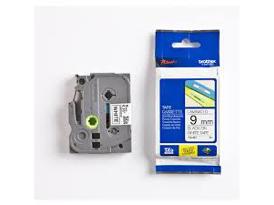 PRÆGETAPE BROTHER TZe221  9MMX8M. SORT TEKST PÅ HVID TAPE 