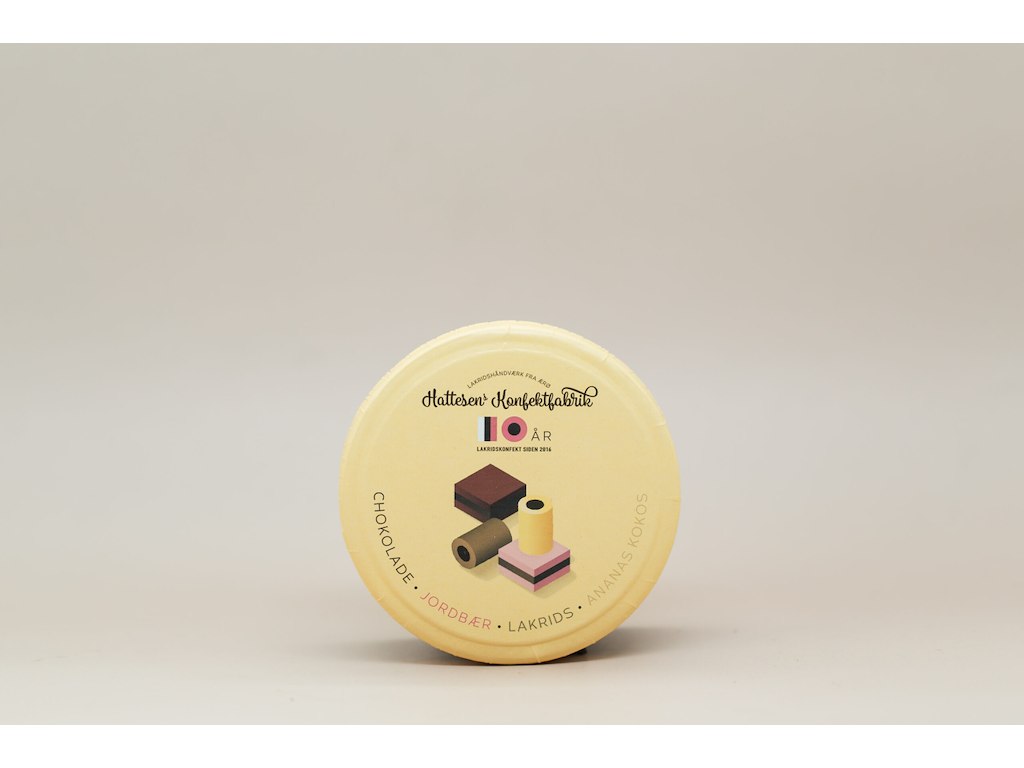 HATTESENS KONFEKTFABRIK LAKRIDS KONFEKT 125GR. 10 ÅRS JUBILÆUMS ÆSKE CHOKOLADE, JORDBÆR, LAKRIDS, ANANAS/KOKOS