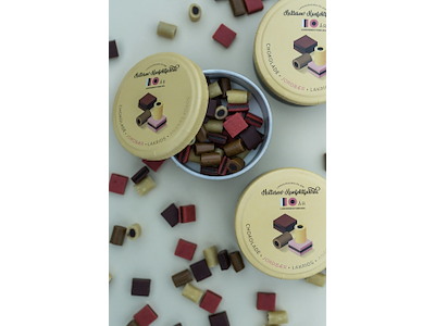 HATTESENS KONFEKTFABRIK LAKRIDS KONFEKT 125GR. 10 ÅRS JUBILÆUMS ÆSKE CHOKOLADE, JORDBÆR, LAKRIDS, ANNAS/KOKOS