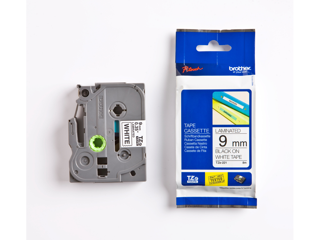 PRÆGETAPE BROTHER TZe221  9MMX8M. SORT TEKST PÅ HVID TAPE 