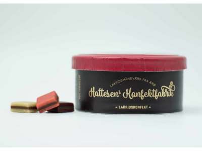 HATTESENS KONFEKTFABRIK LAKRIDS KONFEKT MED BLÅBÆR, STIKKELSBÆR OG JORDBÆR 125GR.