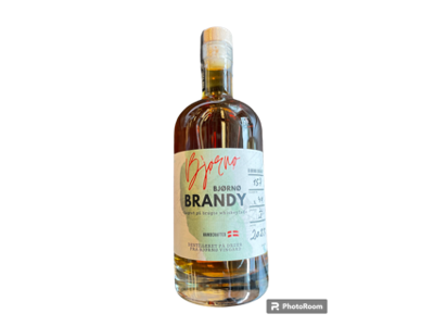 BJØRNØ BRANDY 50CL. 40% JUNI 2023 LAGRET PÅ BRUGTE WHISKY FADE